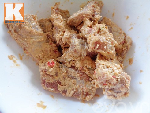 Sườn tẩm sa tế xóc tỏi hấp dẫn ngày mưa - ảnh 4