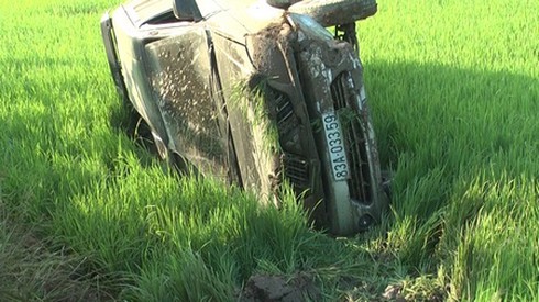 Đôi thanh niên nam, nữ sử dụng ma túy ngáo đá điều khiển xe lao xuống ruộng - ảnh 1