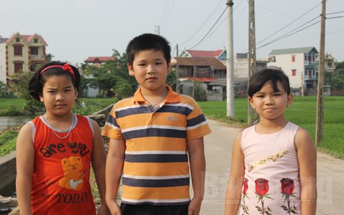 Ba học sinh Trường Tiểu học Dĩnh Trì (TP Bắc Giang) trả lại hơn 18 triệu đồng - ảnh 1