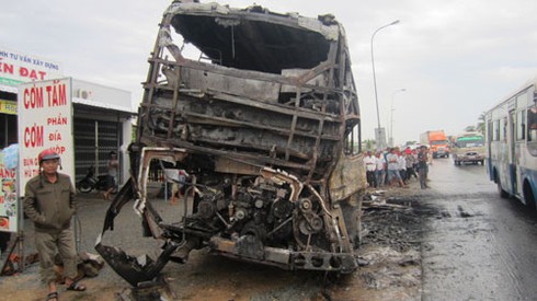 Hình ảnh hiện trường mới nhất vụ tai nạn ở Bình Thuận khiến 13 người chết - ảnh 7