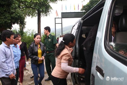 84 cử tri dân tộc Chứt được bộ đội đưa đi bầu cử sớm - ảnh 2