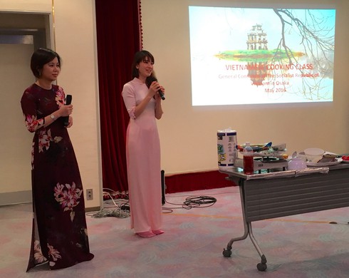 Tổng Lãnh sự quán Việt Nam tại Osaka đã tổ chức dạy nấu các món ăn dân tộc - ảnh 1