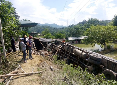 Xe chở gỗ lao xuống ao, 3 người thoát nạn - ảnh 1