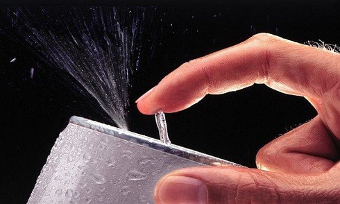 Tại sao nên gõ vào lon nước có ga trước khi mở nắp - ảnh 1