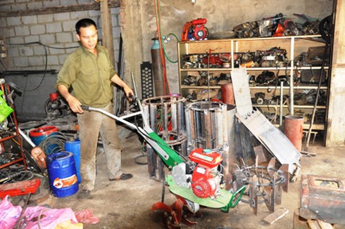 Người nông dân chế tạo máy cào cỏ vun ngô - ảnh 1