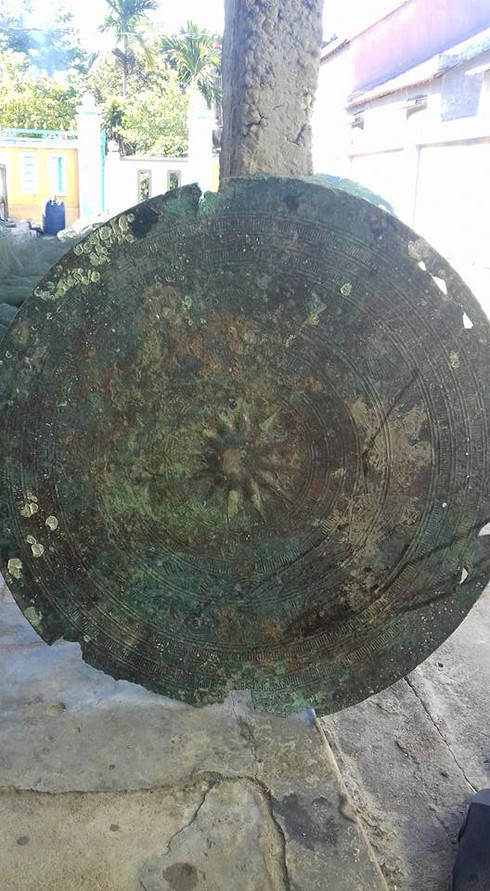 Một ngư dân trục vớt mảnh vỡ nghi là mặt trống đồng cổ - ảnh 1