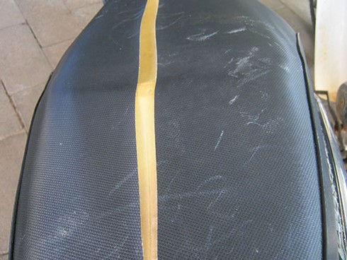 Nhờ camera an ninh, phát hiện đối tượng rạch nát nhiều yên xe máy - ảnh 1