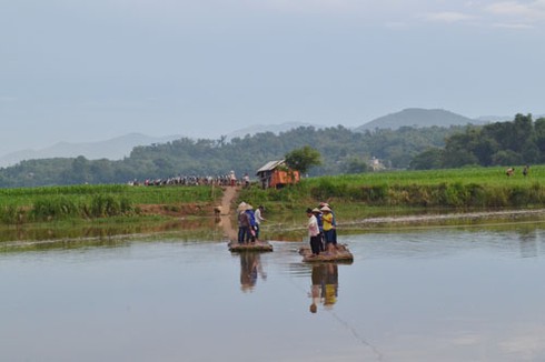Rùng mình cảnh vượt sông Bưởi bằng bè mảng - ảnh 1