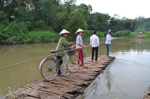 Rùng mình cảnh vượt sông Bưởi bằng bè mảng - ảnh 2