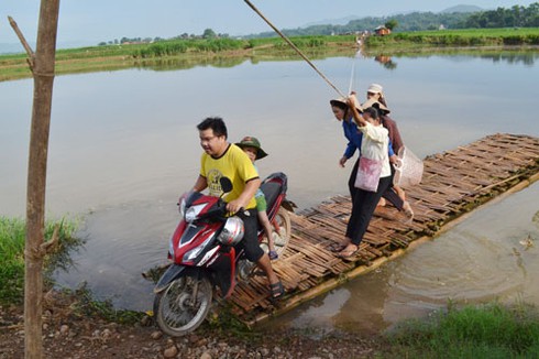 Rùng mình cảnh vượt sông Bưởi bằng bè mảng - ảnh 3
