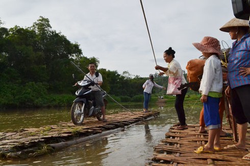Rùng mình cảnh vượt sông Bưởi bằng bè mảng - ảnh 4