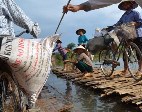 Rùng mình cảnh vượt sông Bưởi bằng bè mảng - ảnh 5