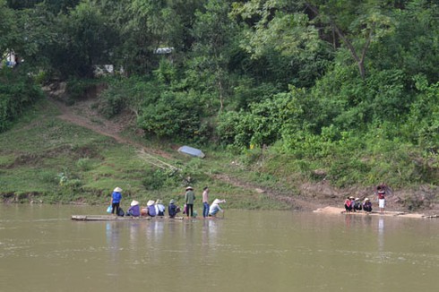 Rùng mình cảnh vượt sông Bưởi bằng bè mảng - ảnh 6