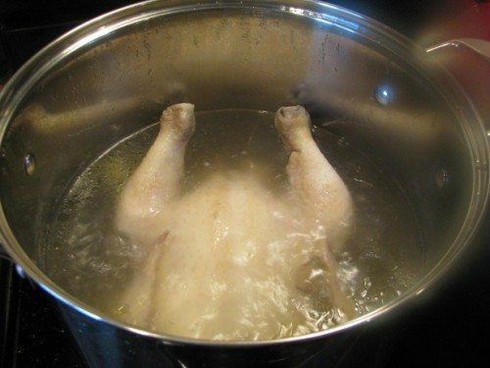 Mẹo luộc gà để không bao giờ lo trong sống ngoài chín - ảnh 1