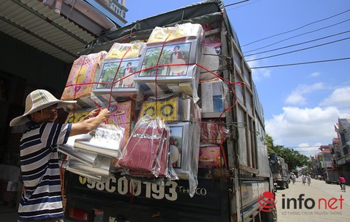 Con dâu choáng váng vì mẹ chồng mua hai xe ô tô vàng mã cúng Rằm tháng Bảy - ảnh 1