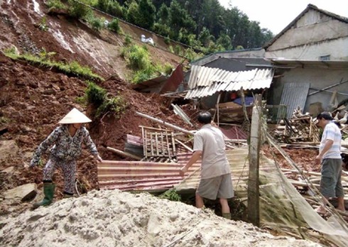 Yên Bái: 2 người chết, 303 ngôi nhà bị thiệt hại do ảnh hưởng hoàn lưu bão số 3 - ảnh 1
