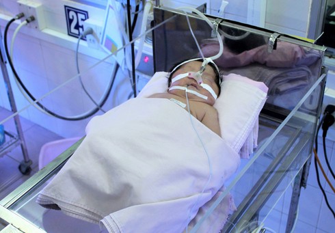 Bé trai 4 ngày tuổi bị bỏ rơi trong bệnh viện - ảnh 1