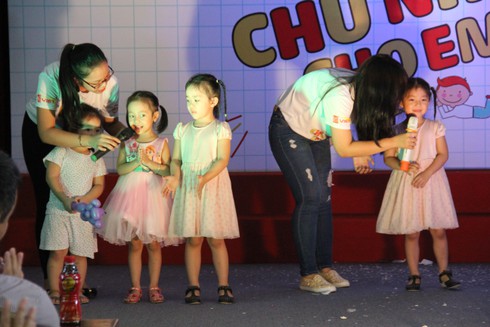 Xúc động khi con cười, mẹ khóc ở