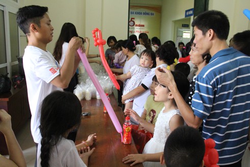 Xúc động khi con cười, mẹ khóc ở