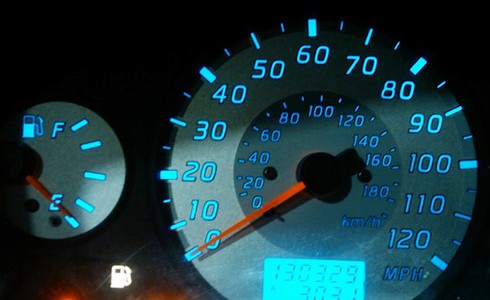 Kim xăng chỉ vạch E, xe còn đi được bao xa? - ảnh 1