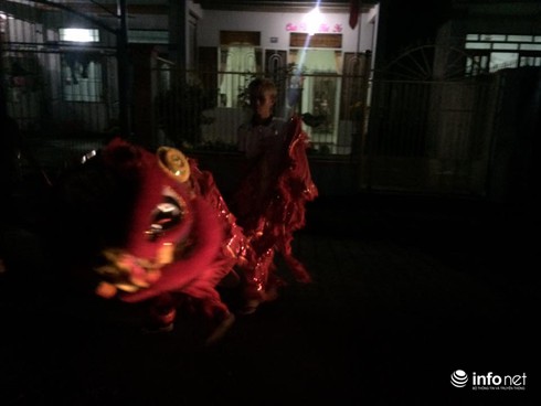 Nhiều địa phương tổ chức múa lân tạo không khí đêm giao thừa - ảnh 2