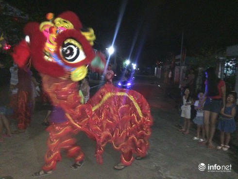 Nhiều địa phương tổ chức múa lân tạo không khí đêm giao thừa - ảnh 3