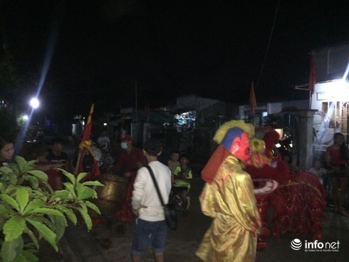Nhiều địa phương tổ chức múa lân tạo không khí đêm giao thừa - ảnh 4