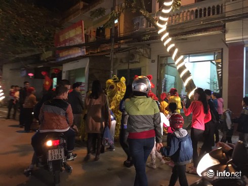 Nhiều địa phương tổ chức múa lân tạo không khí đêm giao thừa - ảnh 7