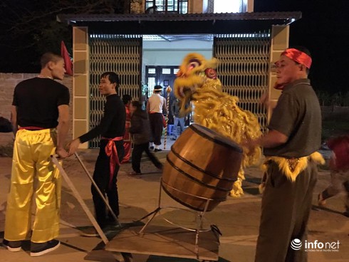 Nhiều địa phương tổ chức múa lân tạo không khí đêm giao thừa - ảnh 10