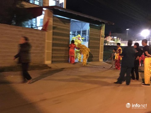 Nhiều địa phương tổ chức múa lân tạo không khí đêm giao thừa - ảnh 11