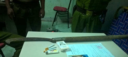 Bắt kẻ ngáo đá cầm rựa đuổi chém mẹ ruột - ảnh 1