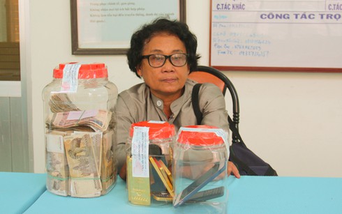 Bắt một phụ nữ Campuchia vận chuyển trái phép tiền, vàng qua biên giới Việt Nam - ảnh 1