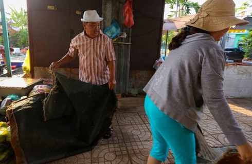 Cụ ông tự lấy đất mở chợ cho người bán hàng rong ở Sài Gòn - ảnh 10