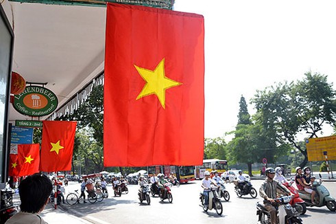 Treo cờ Tổ quốc không trang trọng bị phạt 5 triệu đồng - ảnh 1