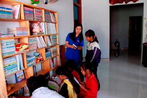 Kon Tum: Thư viện sách miễn phí của cô cán bộ xã phục vụ học sinh nghèo - ảnh 1