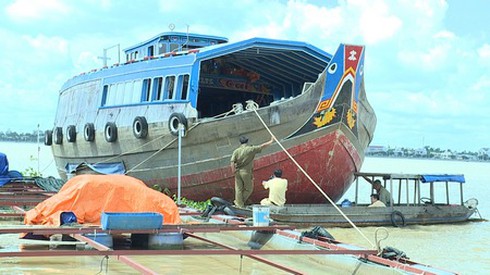 Tài công ngủ gật, ghe đâm liên hoàn nhiều bè nuôi cá - ảnh 1