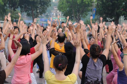 Cười đau bụng với 'Yoga cười' tại Hà Nội - ảnh 1