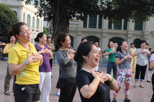 Cười đau bụng với 'Yoga cười' tại Hà Nội - ảnh 2