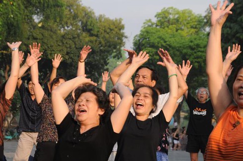 Cười đau bụng với 'Yoga cười' tại Hà Nội - ảnh 3