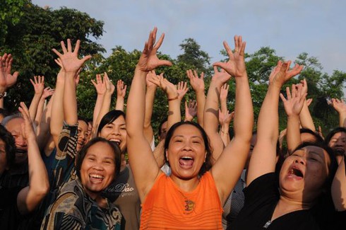 Cười đau bụng với 'Yoga cười' tại Hà Nội - ảnh 5