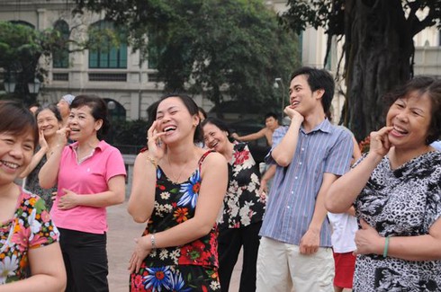Cười đau bụng với 'Yoga cười' tại Hà Nội - ảnh 6