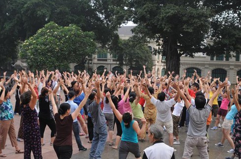 Cười đau bụng với 'Yoga cười' tại Hà Nội - ảnh 8