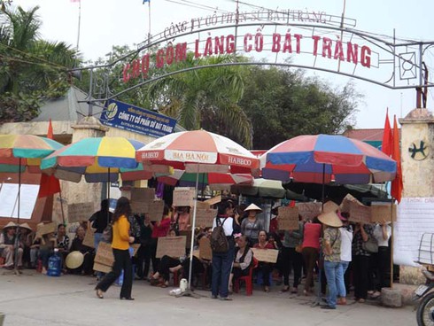 Hàng trăm tiểu thương chợ Gốm bãi thị phản đối Hapro Bát Tràng - ảnh 3