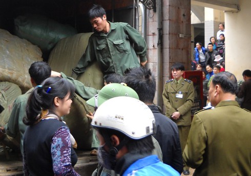 Thu giữ 6 tấn quần áo nhập lậu tại chợ Đồng Xuân - ảnh 1