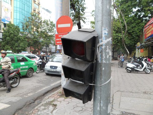 Nhiều đèn tín hiệu giao thông hư hỏng ở Hà Nội - ảnh 1