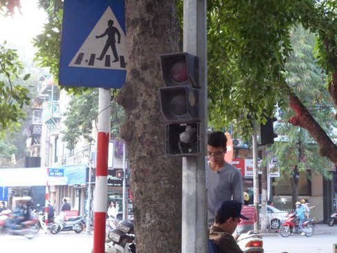 Nhiều đèn tín hiệu giao thông hư hỏng ở Hà Nội - ảnh 3