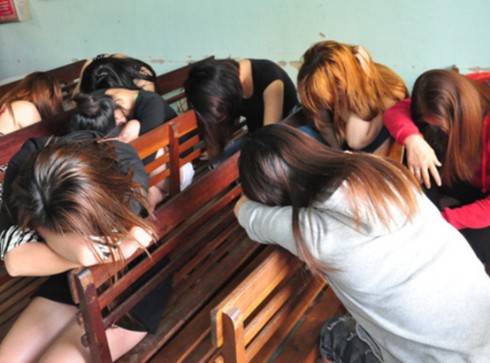 Bắt quả tang 5 đôi nam nữ đang mua bán dâm - ảnh 1