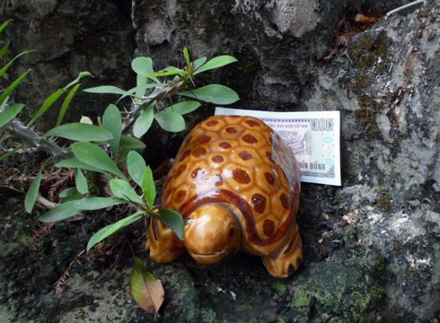 Tiền công đức rải vô tội vạ ở chùa Trấn Quốc - ảnh 2