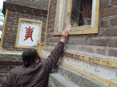 Tiền công đức rải vô tội vạ ở chùa Trấn Quốc - ảnh 4