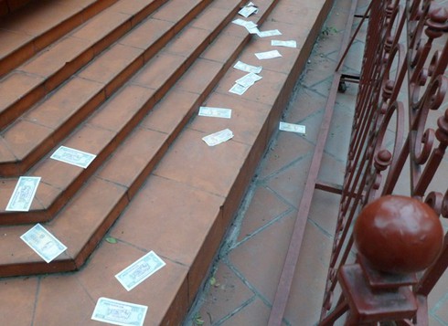 Tiền công đức rải vô tội vạ ở chùa Trấn Quốc - ảnh 5